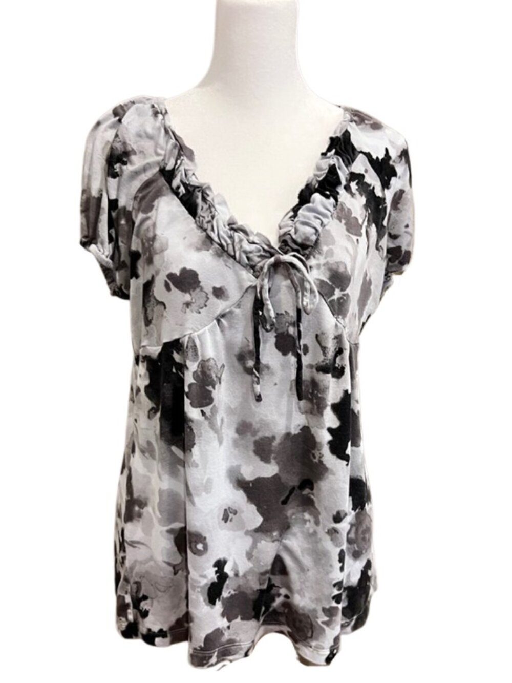 Daisy Fuentes Black & White Watercolor Tie-Front Ruffle Top